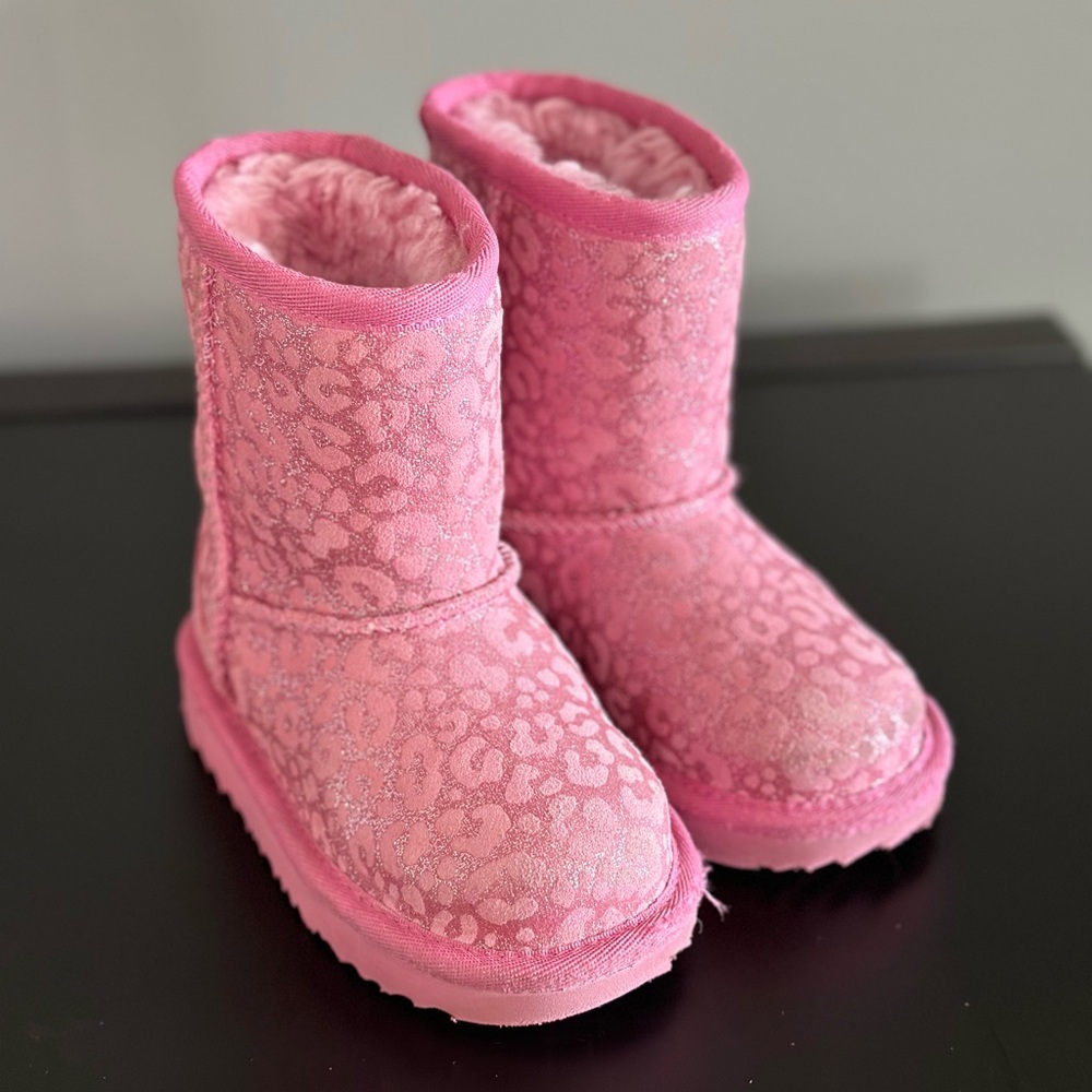 UGG Classic II Glitter
Leopard "Pink" Boot Size Toddler 7
